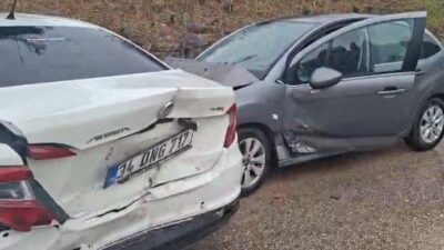 Bursa otobanında meydana gelen zincirleme trafik kazasında 4 otomobil birbirine