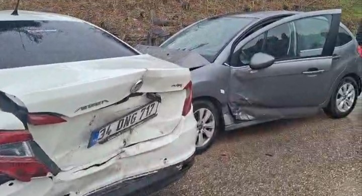 Bursa otobanında meydana gelen zincirleme trafik kazasında 4 otomobil birbirine