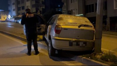 Osmangazi’de sürücüsünün indiği otomobil saniyeler sonra geri hareket ederek refüjdeki