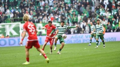 Bursaspor, şampiyonluk yolunda üst üste iki deplasman maçına çıkacak. Yeşil-beyazlılar