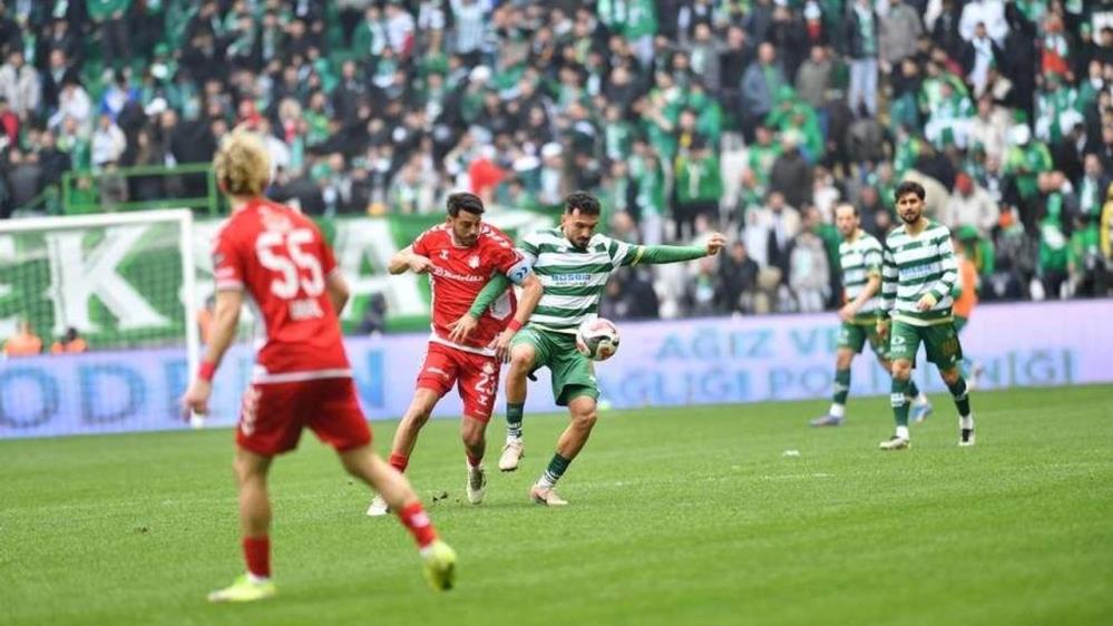 Bursaspor, şampiyonluk yolunda üst üste iki deplasman maçına çıkacak. Yeşil-beyazlılar