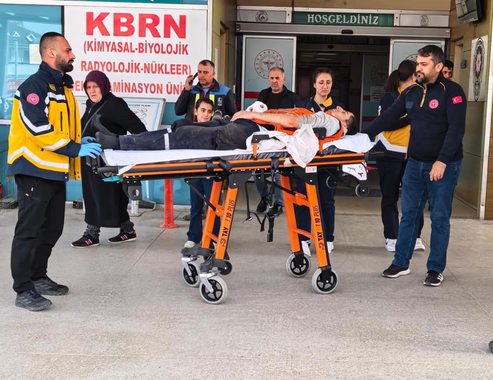 İnegöl’de bir orman ürünleri fabrikasında çalışan işçi, elini bıçkı makinesine