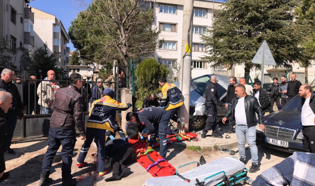 İnegöl’de el freni çekilmeyen otomobil yokuş aşağı hareket ederek kaldırımda