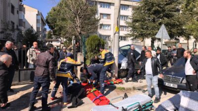 İnegöl’de el freni çekilmeyen otomobil yokuş aşağı hareket ederek kaldırımda