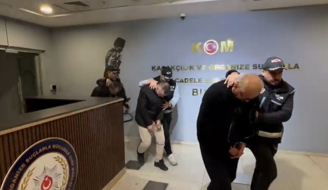 Bursa’da tefecilik suçuna yönelik düzenlenen operasyonda 3 şüpheli gözaltına alındı.