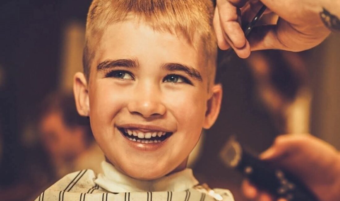 Mustafakemalpaşa Lalaşahin Mahallesi Muhtarı Vedat Altıntaş, bayram öncesinde çocukların saç