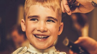 Mustafakemalpaşa Lalaşahin Mahallesi Muhtarı Vedat Altıntaş, bayram öncesinde çocukların saç