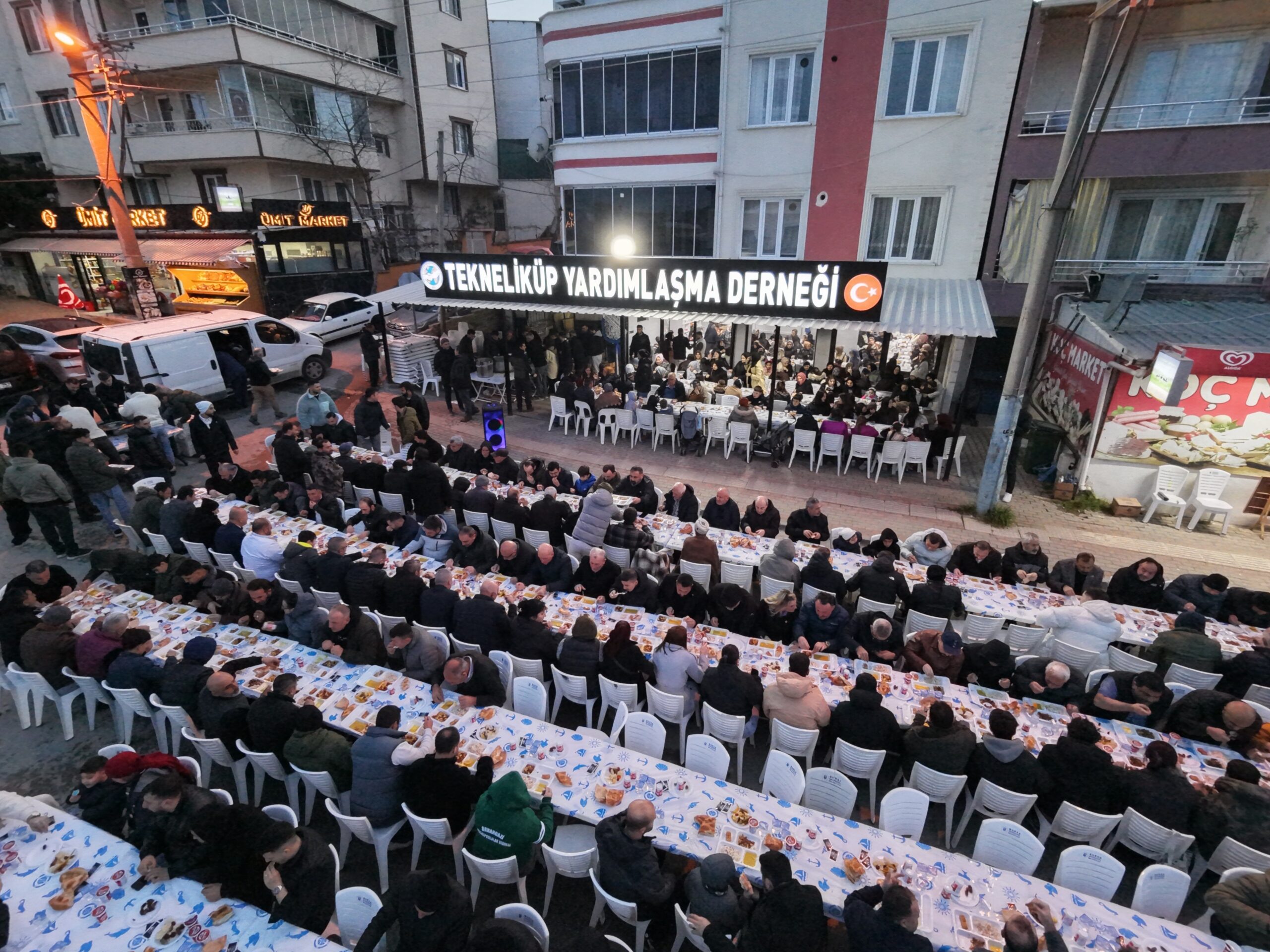 Orhangazi’de düzenlenen geleneksel sokak iftarında yaklaşık 1.500 kişi aynı sofrada