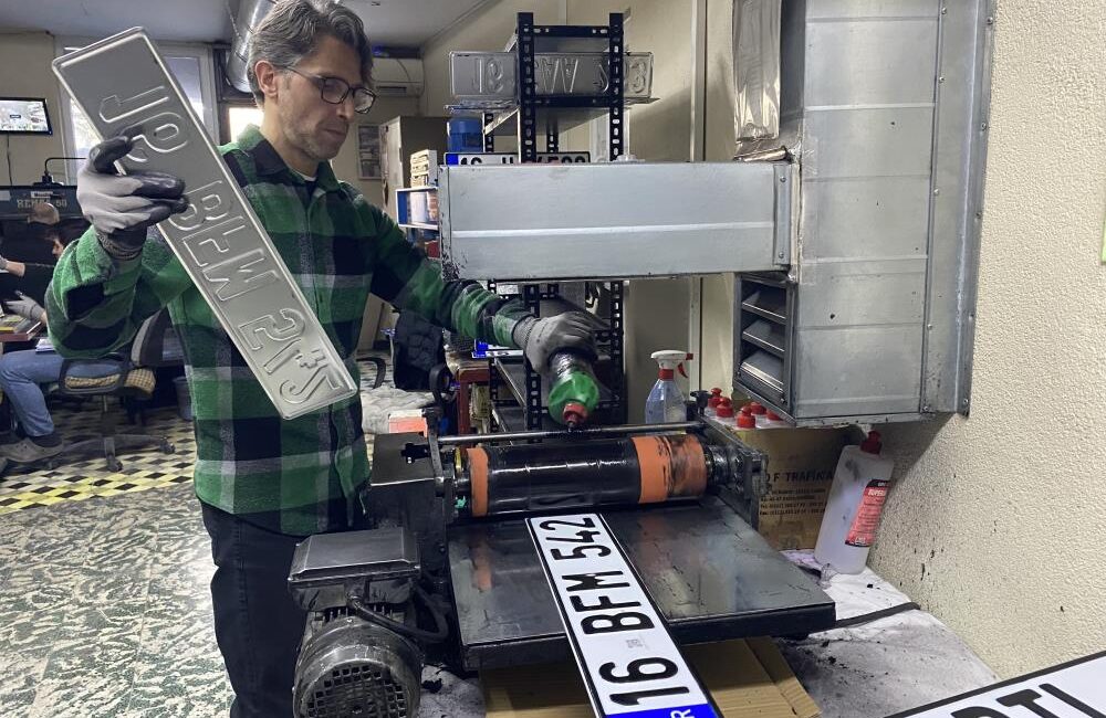 Standart dışı APP plaka kullananlara uygulanacak yüksek para cezalarının gündeme