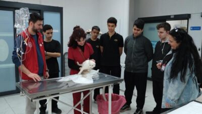 Yıldırım Belediyesi’nin Cumalıkızık Sahipsiz Hayvan Bakımevi ve Tedavi Merkezi’nde ağırlanan