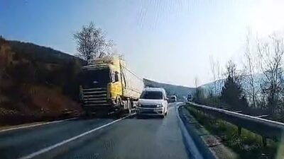 İnegöl-Yenişehir yolunda hatalı sollama yapan araç az daha faciaya neden