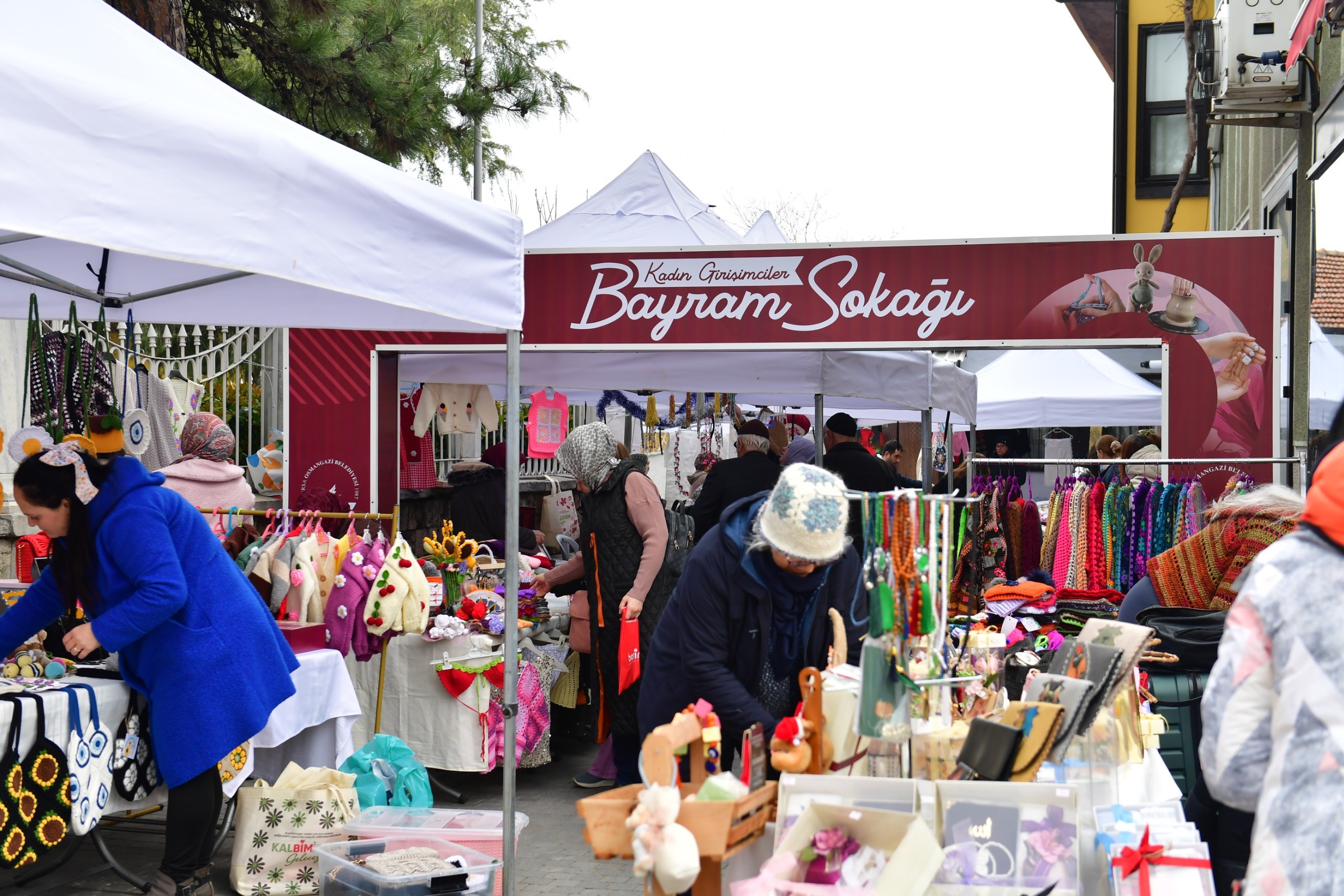 Kadın girişimcilerin el emeği ürünleri Bayram Sokağı’nda vatandaşlarla buluştu. Açıldığı