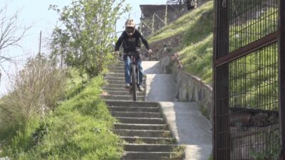 Bursalı 17 yaşındaki downhill sporcusu Ramazan Ayvaz, Uludağ eteklerinde yaptığı