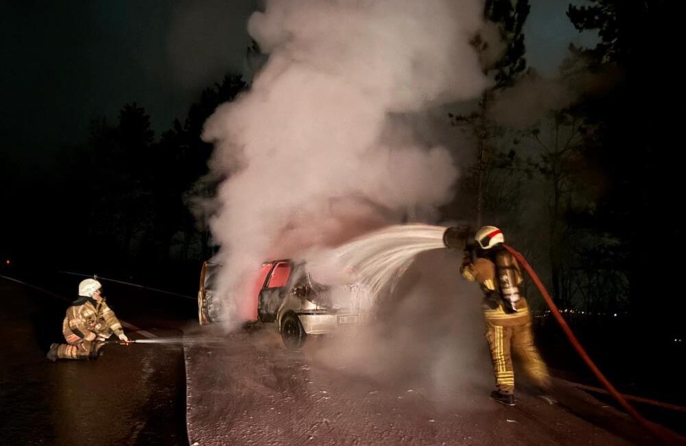 İnegöl’de seyir halindeki otomobil alev alev yandı, araç kullanılamaz hale