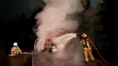 İnegöl’de seyir halindeki otomobil alev alev yandı, araç kullanılamaz hale