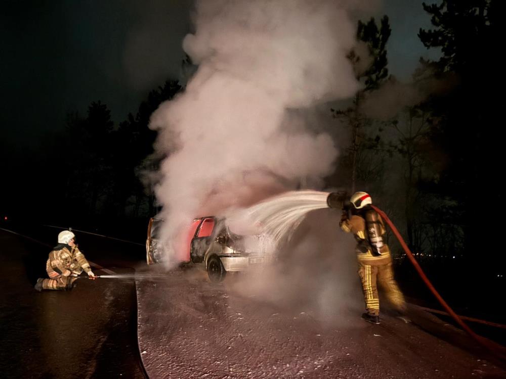 İnegöl’de seyir halindeki otomobil alev alev yandı, araç kullanılamaz hale