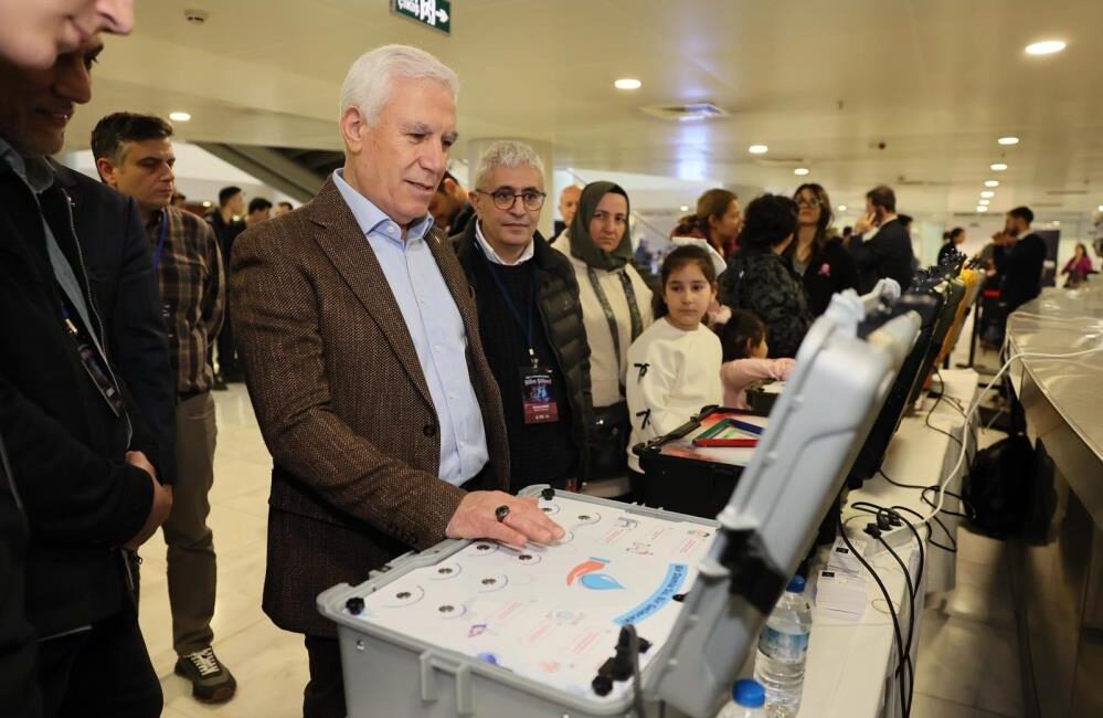 Bursa Büyükşehir Belediyesi’nin düzenlediği Bilim ve Teknoloji Şöleni, yüzlerce öğrenciyi