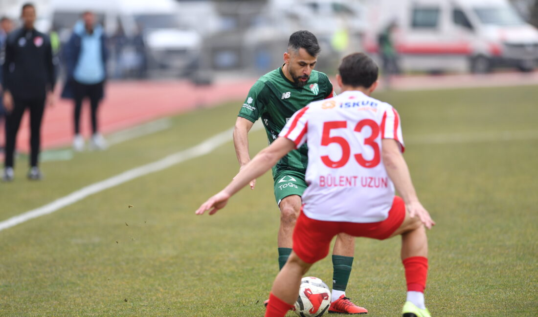 Lider Bursaspor kritik Kahramanmaraş İstiklalspor deplasmanından golsüz beraberlikle ayrıldı.