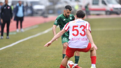 Lider Bursaspor kritik Kahramanmaraş İstiklalspor deplasmanından golsüz beraberlikle ayrıldı.