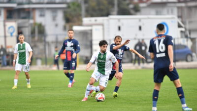 Bursaspor Fethiyespor mücadelesinde 1-1 berabere kalarak büyük avantaj tepti.