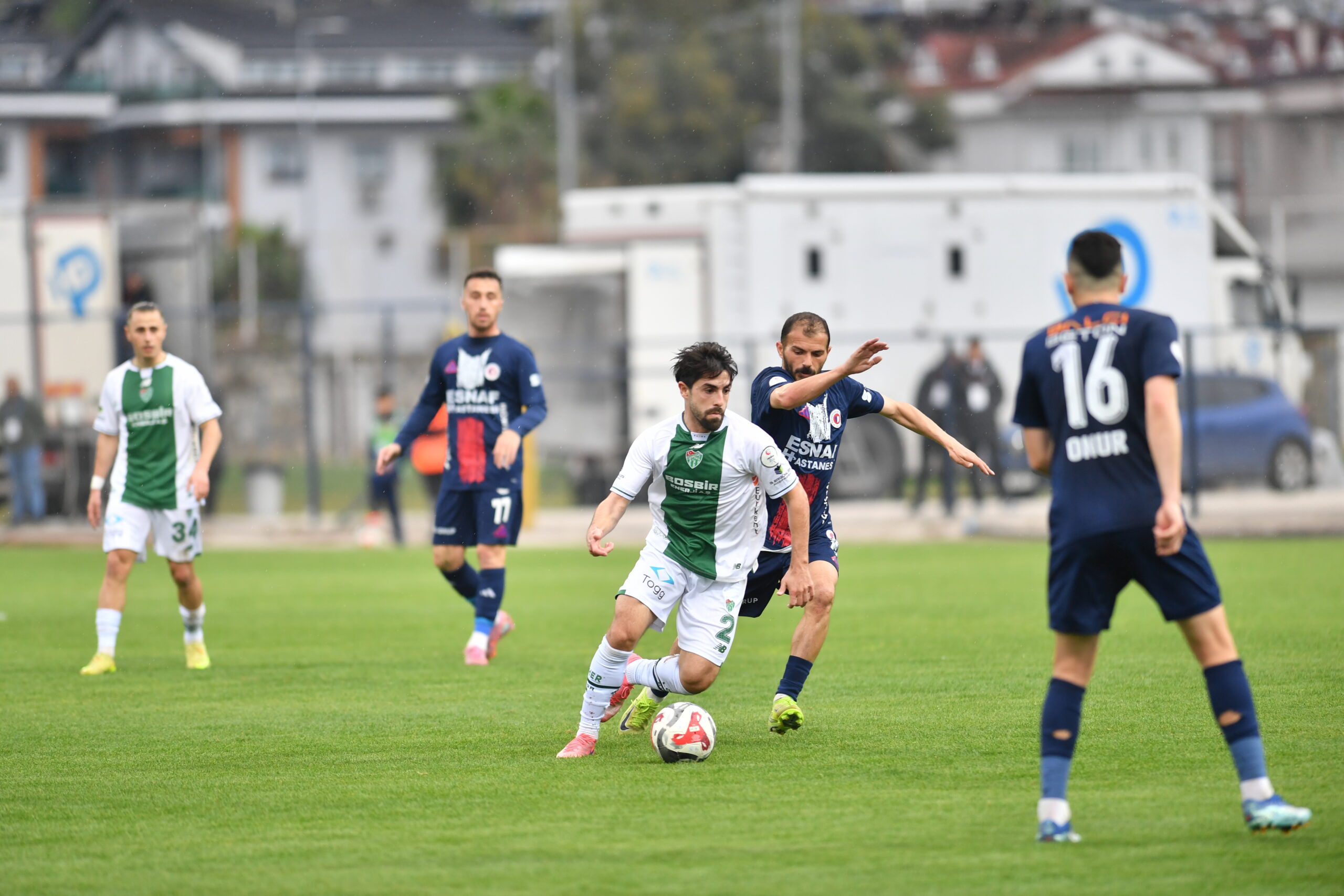 Bursaspor Fethiyespor mücadelesinde 1-1 berabere kalarak büyük avantaj tepti.