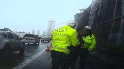 Seyir halindeyken nefessiz kalan sürücü, polisin Heimlich manevrasıyla hayata döndü.