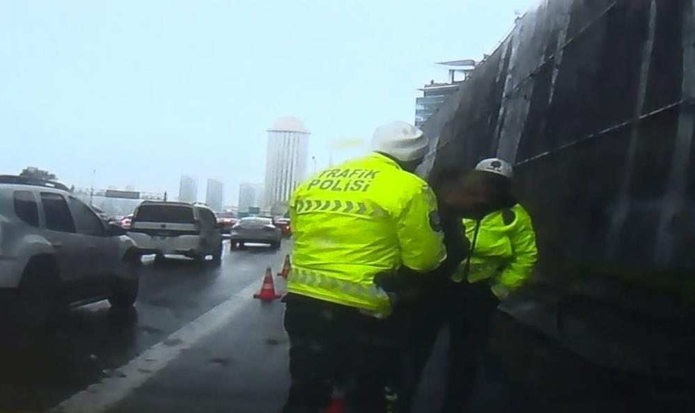 Seyir halindeyken nefessiz kalan sürücü, polisin Heimlich manevrasıyla hayata döndü.