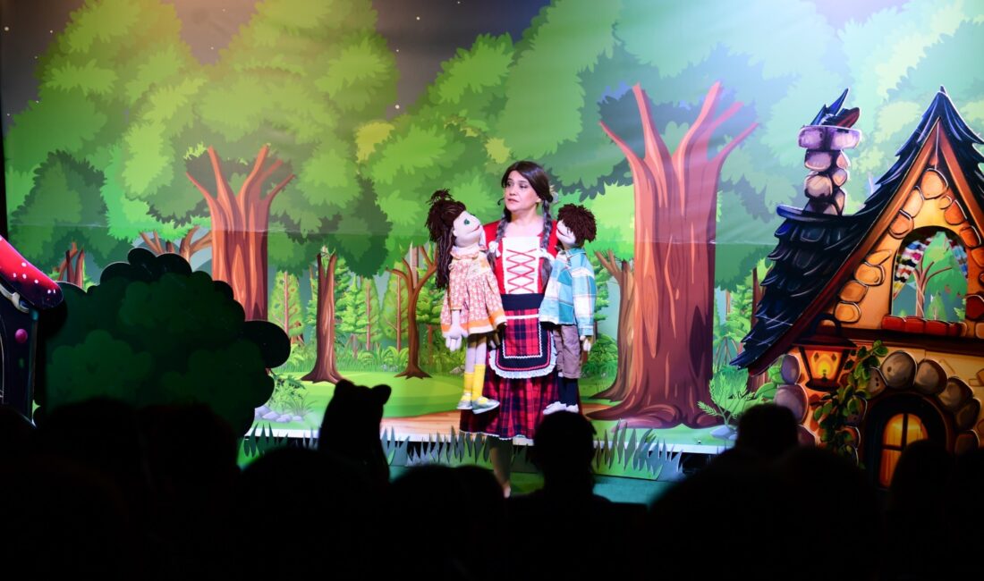 Osmangazi Belediyesi’nin düzenlediği etkinlikte çocuklar, Hansel ve Gretel oyunu ile