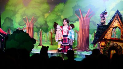 Osmangazi Belediyesi’nin düzenlediği etkinlikte çocuklar, Hansel ve Gretel oyunu ile