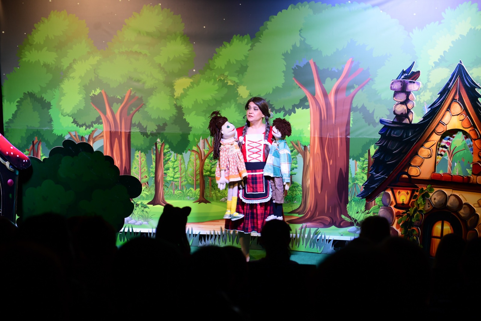 Osmangazi Belediyesi’nin düzenlediği etkinlikte çocuklar, Hansel ve Gretel oyunu ile