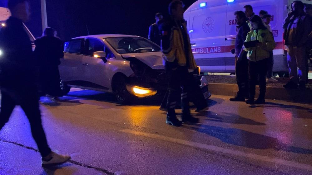 Çevre yolunda aynı istikamette seyreden iki otomobilin çarpıştığı kazada 19