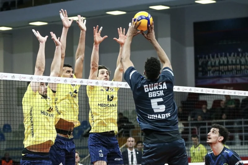 Cengiz Göllü Spor Salonu’nda oynanan SMS Grup Efeler Liginde Bursa