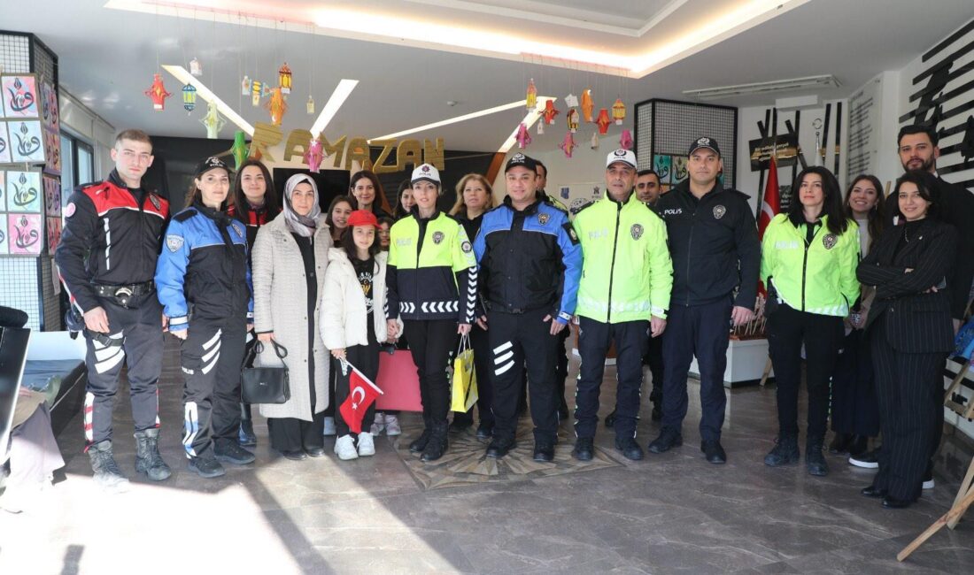 Bursa’da polis ekipleri, öğrencilerle bir araya gelerek hem Emniyet Teşkilatı’nı