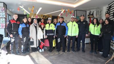 Bursa’da polis ekipleri, öğrencilerle bir araya gelerek hem Emniyet Teşkilatı’nı