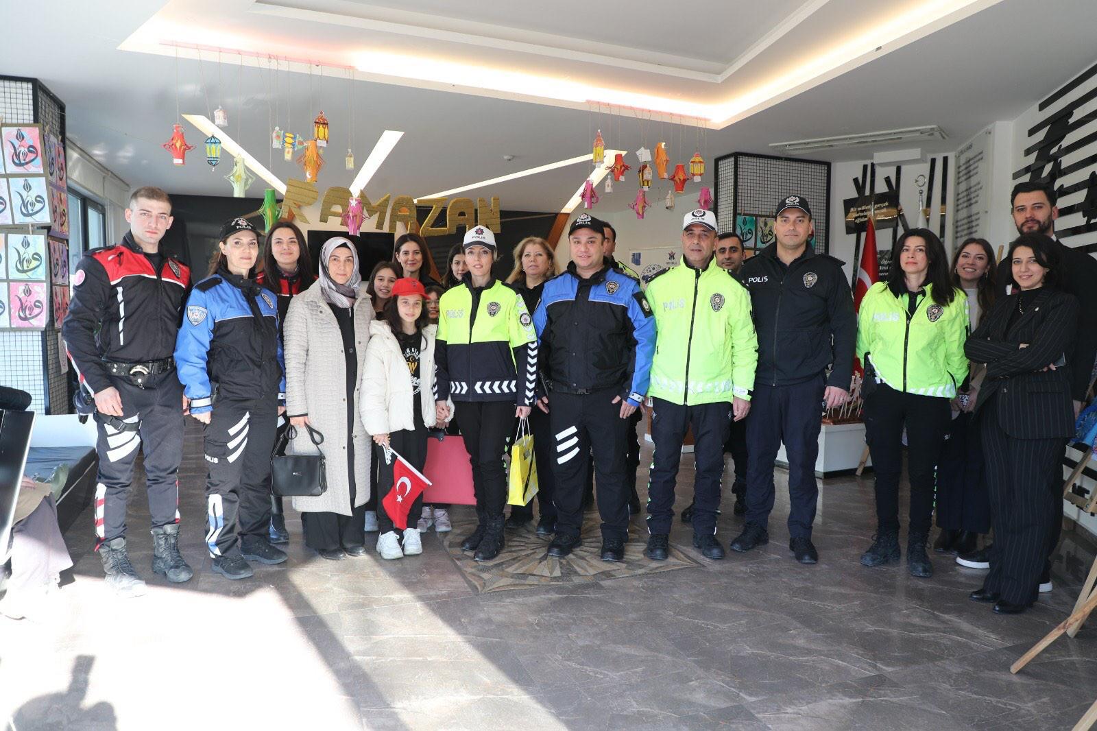 Bursa’da polis ekipleri, öğrencilerle bir araya gelerek hem Emniyet Teşkilatı’nı