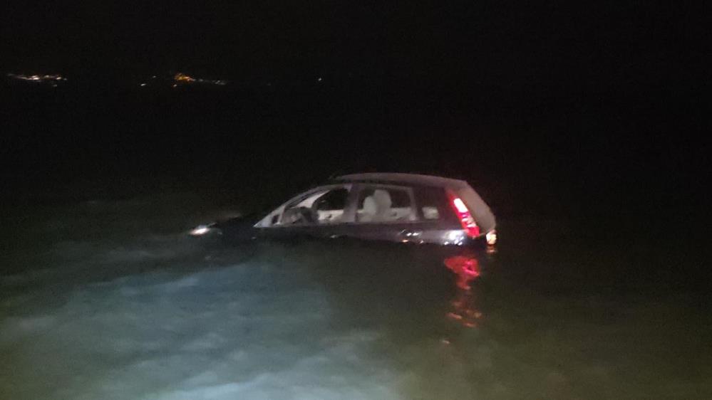 Bursa’da kontrolden çıkan otomobil İznik Gölü’ne uçtu. Sürücü kendi imkanlarıyla