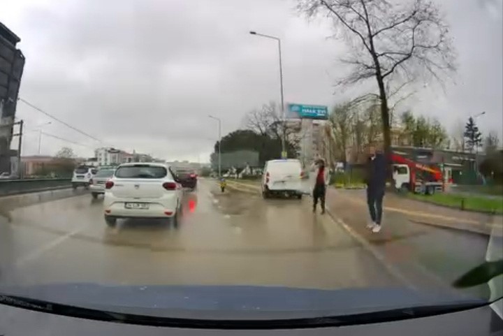 Trafikte yaşanan yol verme tartışması büyüdü, minibüsten inen 3 kişi