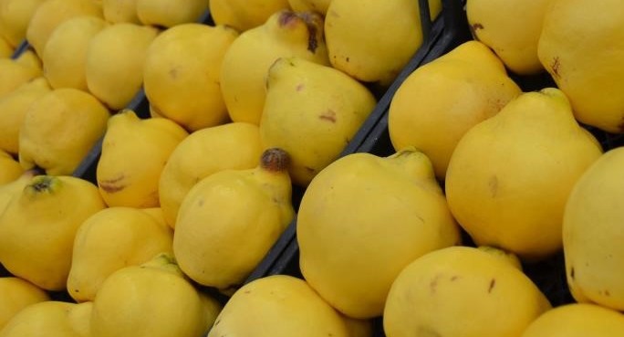  Üretimindeki düşüş nedeniyle fiyatları artan ayva, Bursa'da bir markette kilosu