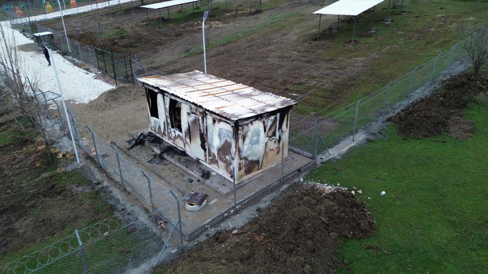 Mustafakemalpaşa’da yeni yapılan Hayvan Rehabilitasyon Merkezi’nde çıkan yangın sonrası tesis