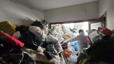 Bursa'nın Osmangazi ilçesindeki tarihi Kayıhan sokağında tonlarca çöpün biriktiği bir