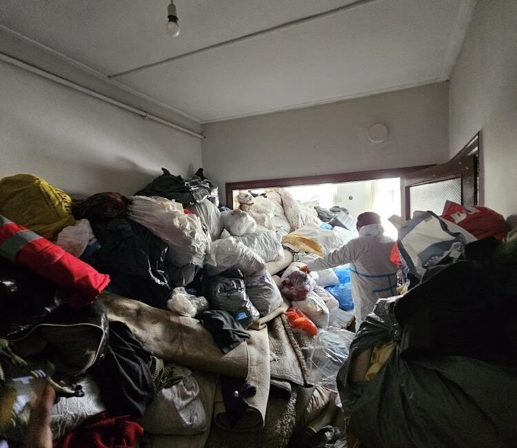 Bursa'nın Osmangazi ilçesindeki tarihi Kayıhan sokağında tonlarca çöpün biriktiği bir