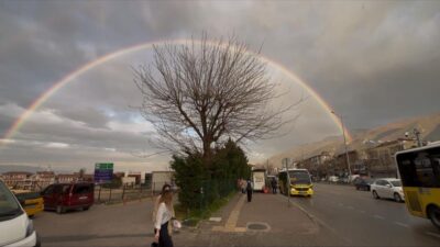 Yağmur sonrası ortaya çıkan gökkuşağı, şehri adeta ikiye bölen görüntüsüyle