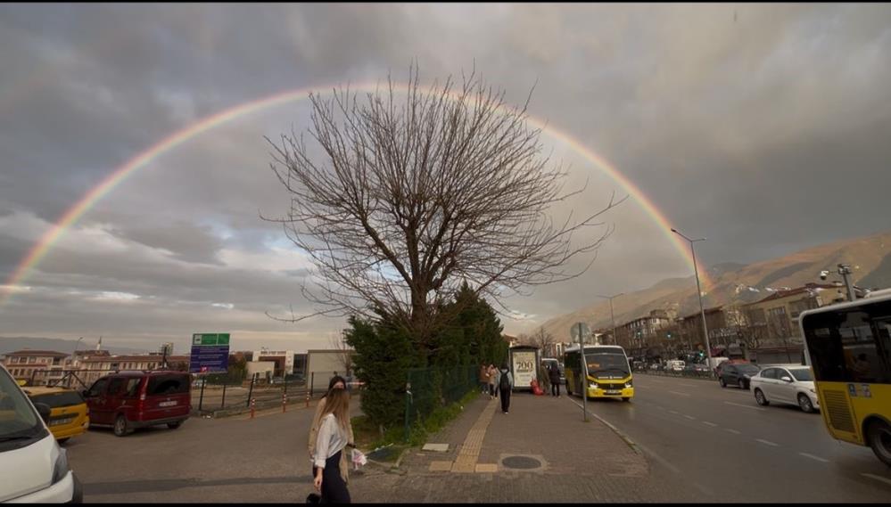 Yağmur sonrası ortaya çıkan gökkuşağı, şehri adeta ikiye bölen görüntüsüyle