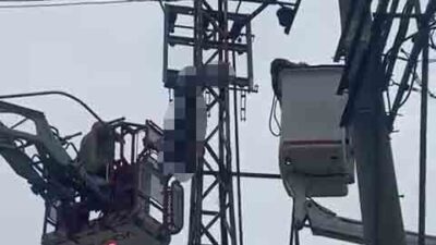 Bursa’da, iddiaya göre, hırsızlık yapmak için elektrik direğine çıkan bir