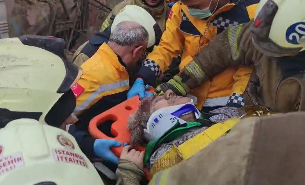 Fatih’te patlama sonrası çöken binaların enkazında bir kişi daha kurtarıldı.