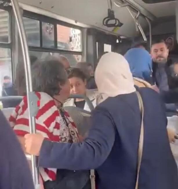 Bursa'da belediye otobüsünde çıkan yer kavgasında iki kadın, araya giren