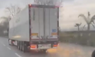 Kestel’de kontrolden çıkan TIR aydınlatma direğini devirdi, sürücü olay yerinden