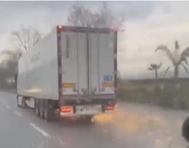 Kestel’de kontrolden çıkan TIR aydınlatma direğini devirdi, sürücü olay yerinden