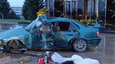 Kontrolden çıkan otomobil reklam panosuna çarptı: 1 ölü, 2 yaralı