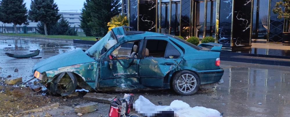 Kontrolden çıkan otomobil reklam panosuna çarptı: 1 ölü, 2 yaralı